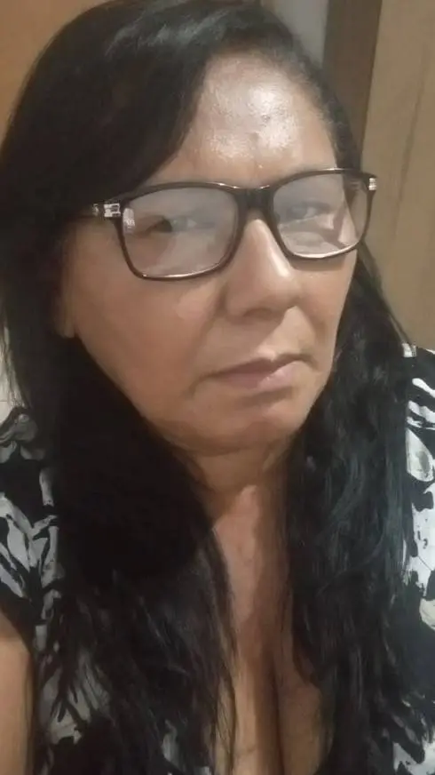 ai character: Tu Mamá latina background