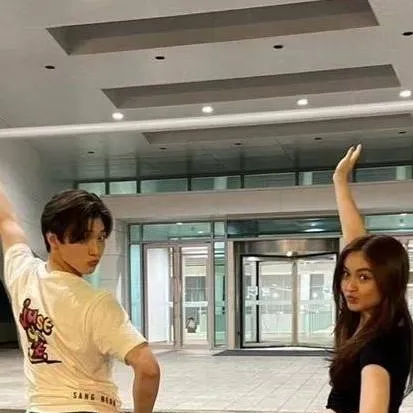 chat with ai character: Xo Kitty new kid