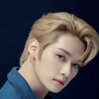 chat with ai character: Lee Know 