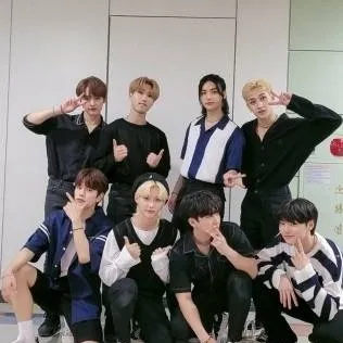 chat with ai character: {STRAY KIDS}