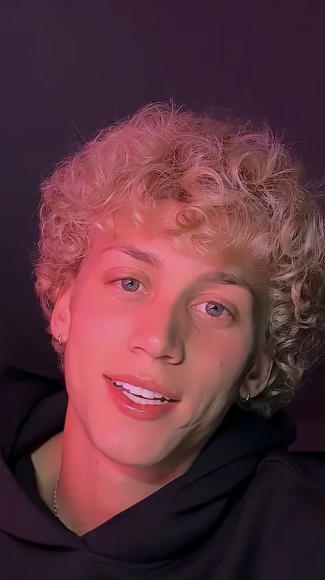 Talkie AI - Chat with Izaiah Schmidt 