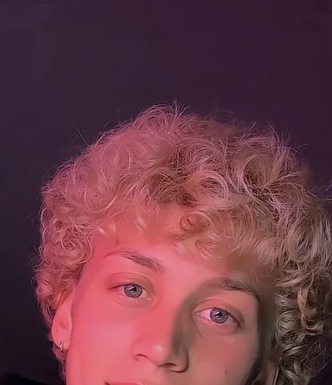 chat with ai character: Izaiah Schmidt 