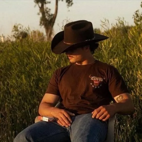 chat with ai character: luke jones