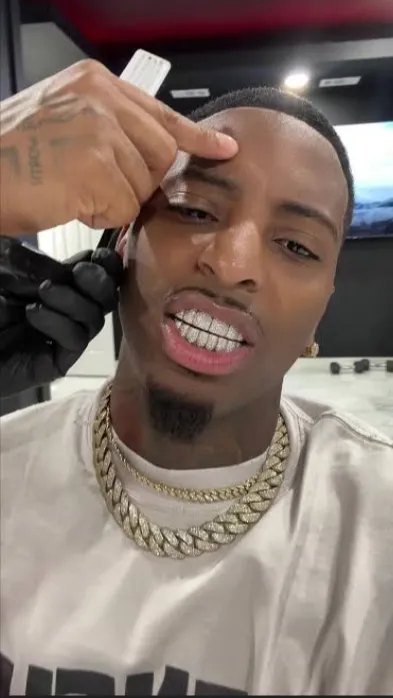 ai character: Funnymike 🥹 background