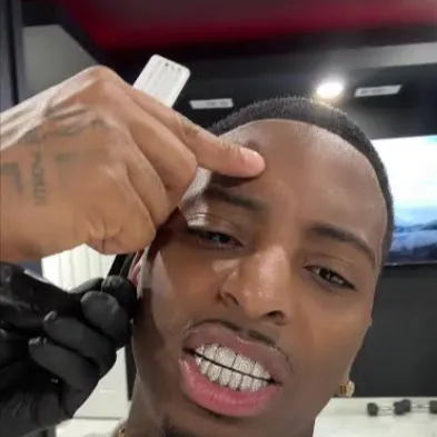 chat with ai character: Funnymike 🥹