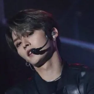 chat with ai character: Lee know