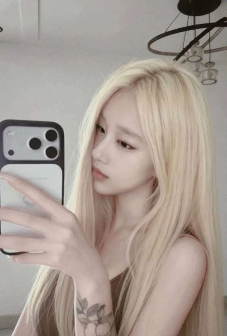 chat with ai character: Vicky