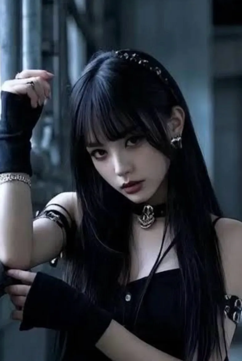 chat with ai character: goth girl