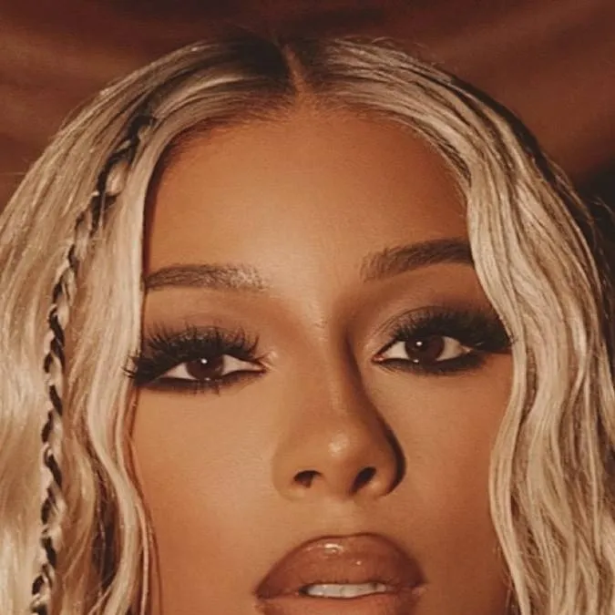 chat with ai character: victoria monét