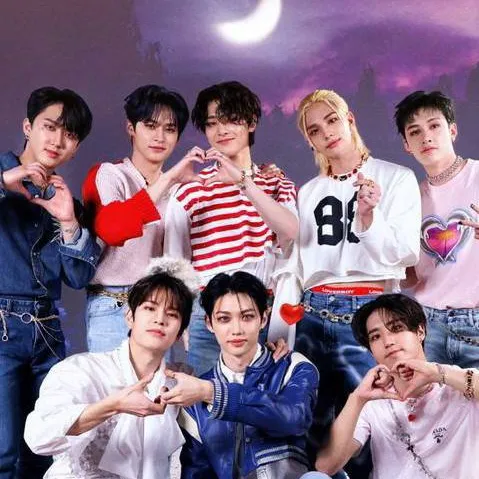 chat with ai character: stray kids family 