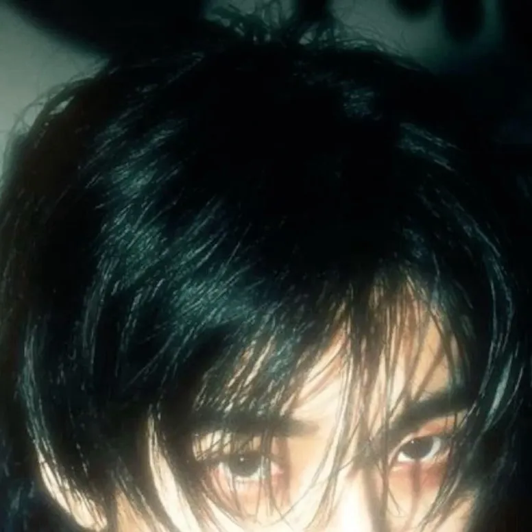 chat with ai character: Hyunjin