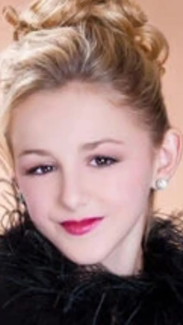 ai character: Chloe Lukasiak background