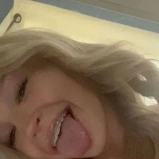 chat with ai character: Avery