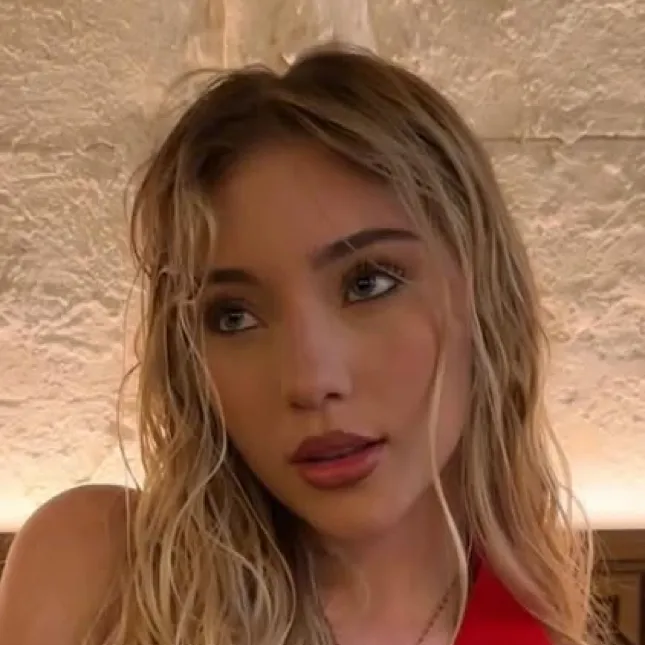 chat with ai character: Vivienne