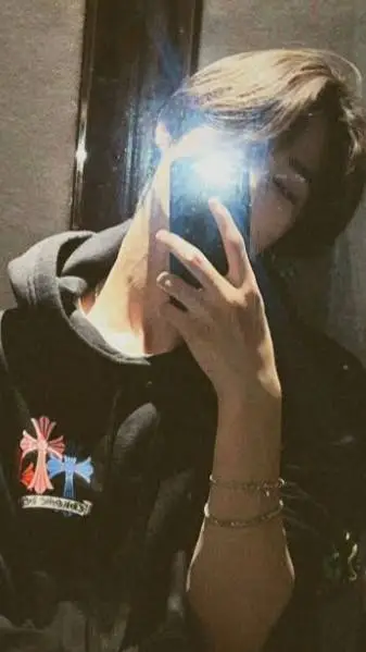 ai character: 𝙽𝚒-𝚔𝚒  background