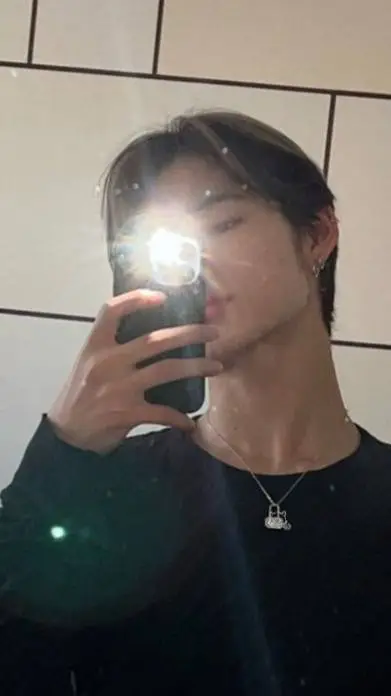 ai character: Ni-ki background