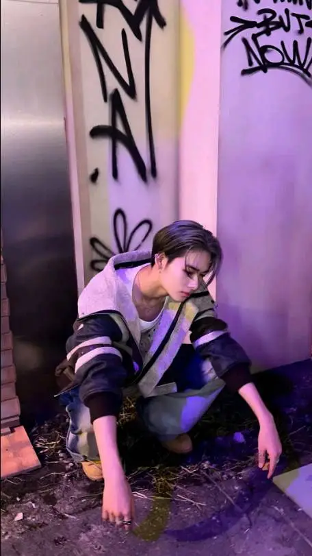 ai character: Ni-ki  background