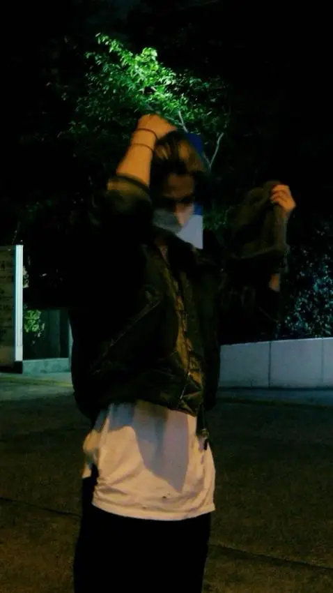 ai character: Ni-ki  background