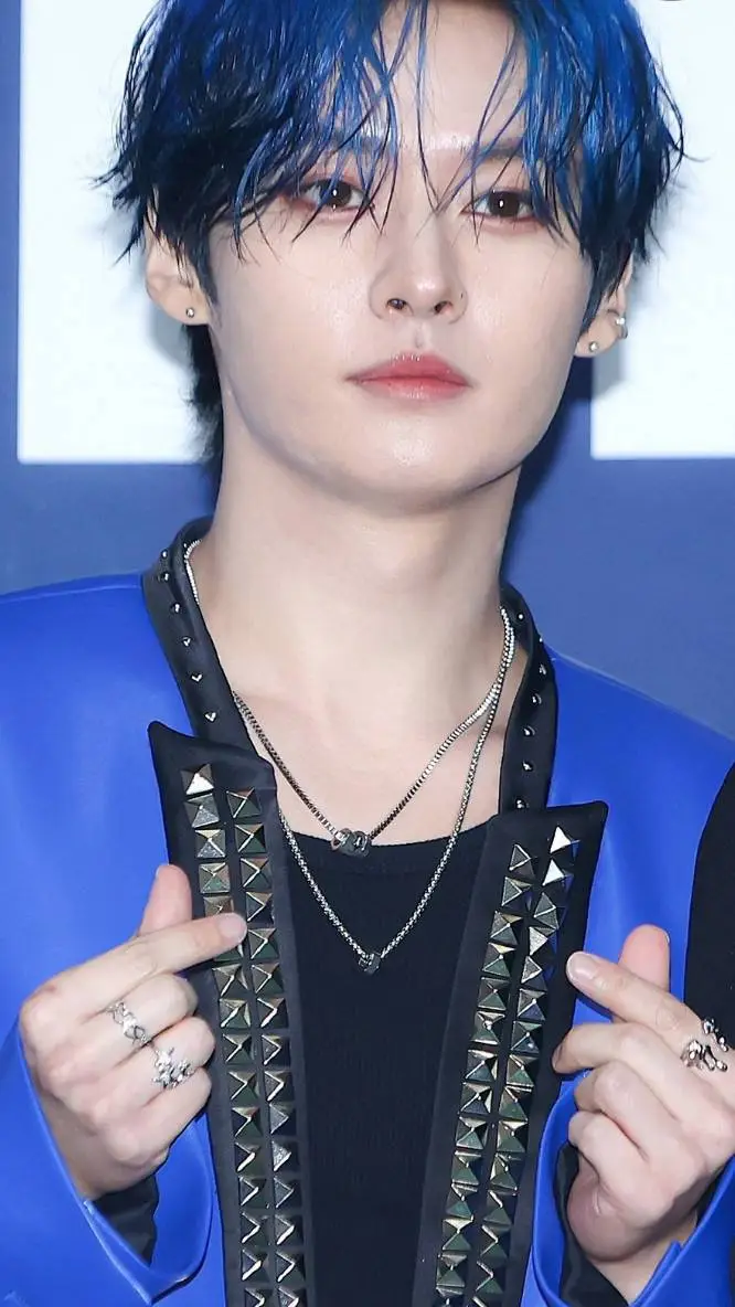 ai character: Lee minho  background