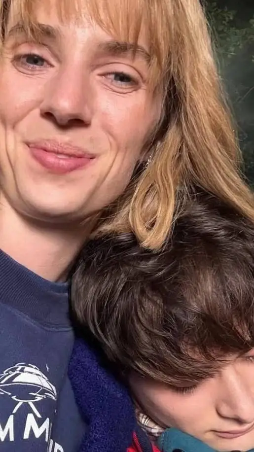 ai character: idkk pookies😔 background