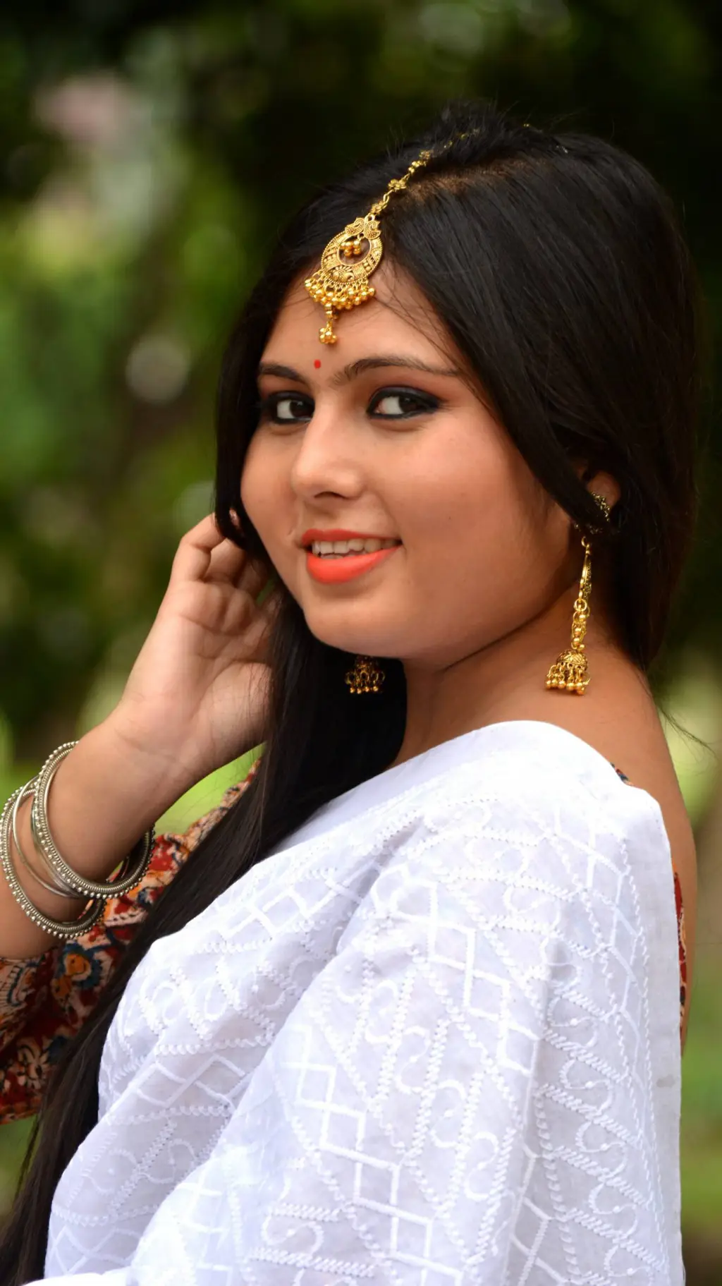 ai character: भारतीय महिला background