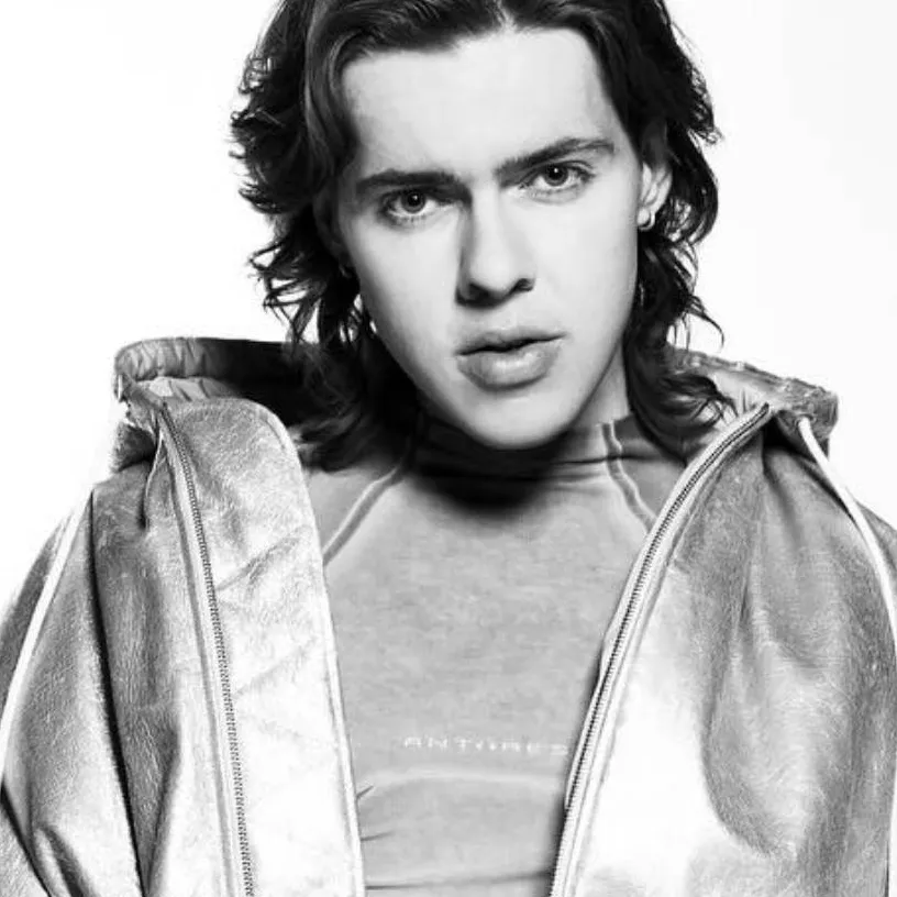 chat with ai character: Livingston 