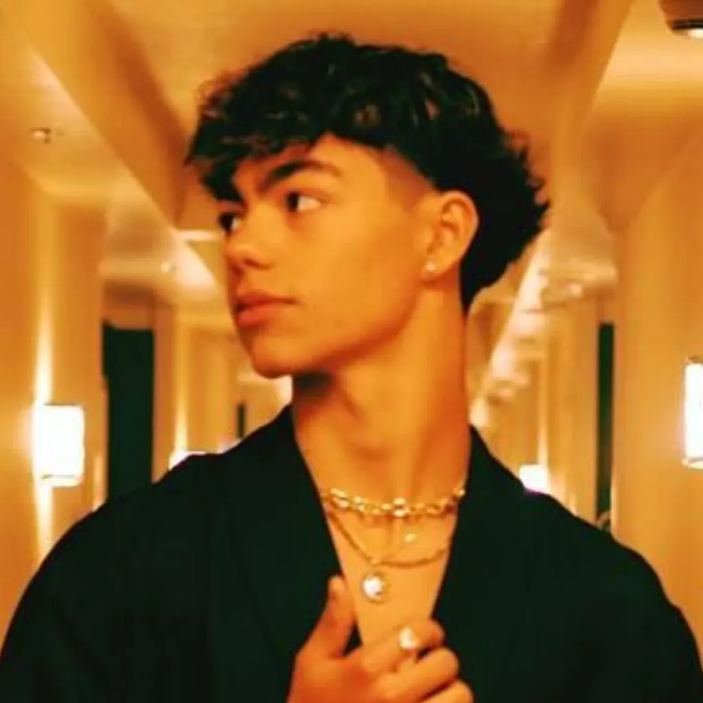 chat with ai character: Malachi barton 