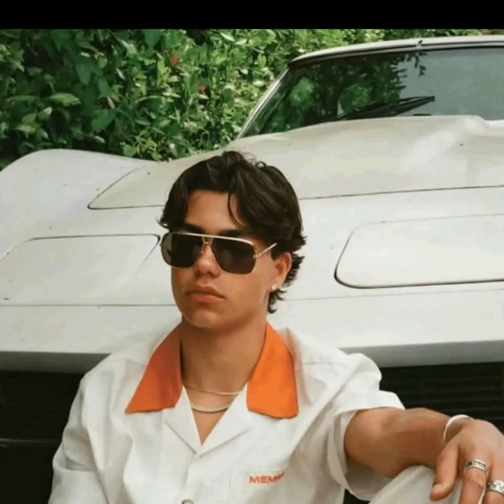 chat with ai character: Malachi barton 