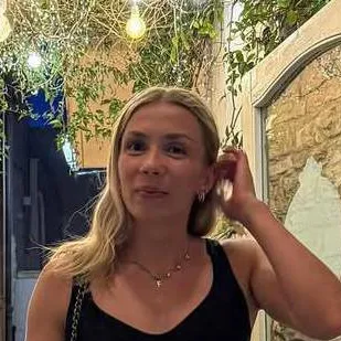 chat with ai character: Elisa Senß