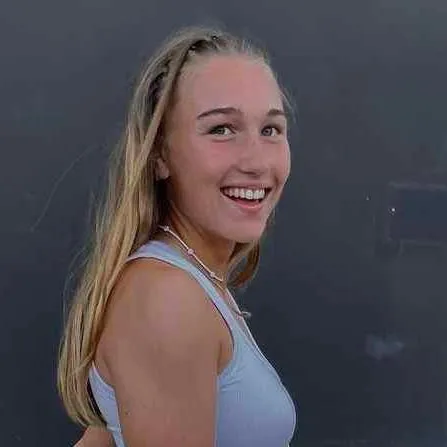 chat with ai character: Sophie Nachtigall