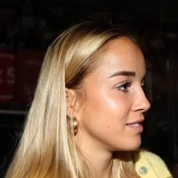 chat with ai character: Giulia Gwinn 