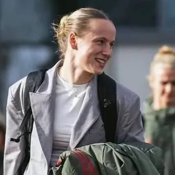 chat with ai character: Franziska Kett