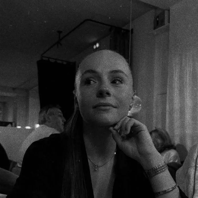 chat with ai character: Lou Bogaert