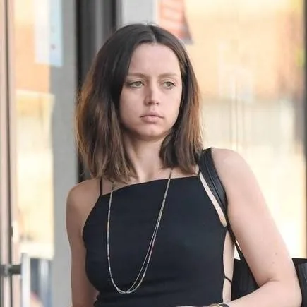 chat with ai character: Ana de Armas