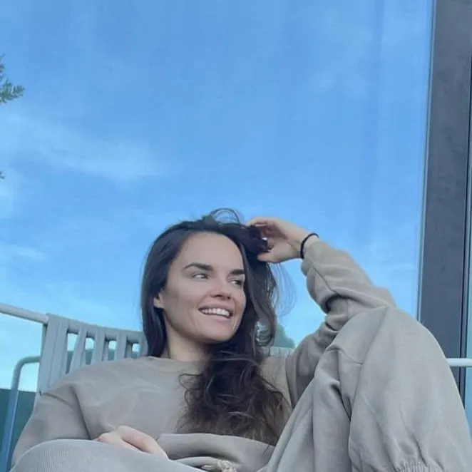 chat with ai character: Melodía 