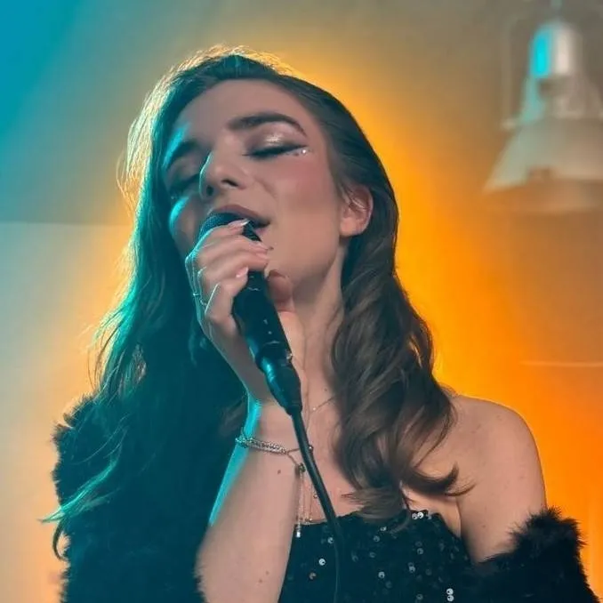 chat with ai character: Laura Thorn