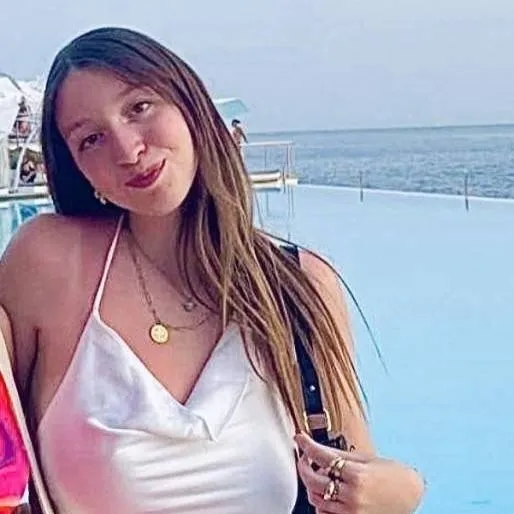 chat with ai character: Marina 