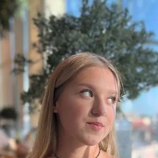 chat with ai character: Eva 