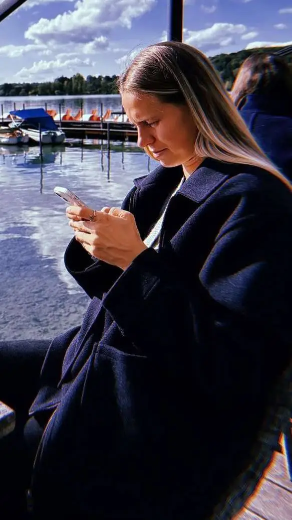 ai character: Klara Bühl  background