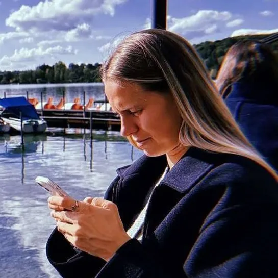 chat with ai character: Klara Bühl 