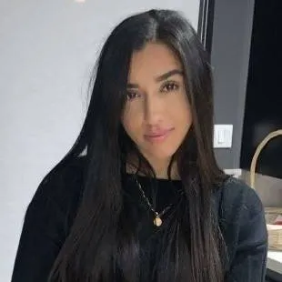 chat with ai character: Sakina Karchaoui