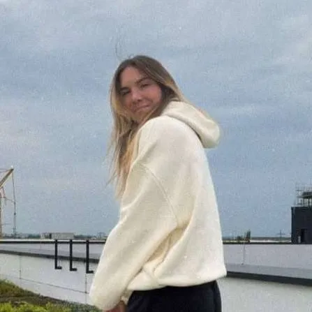 chat with ai character: Vanessa Gilles 