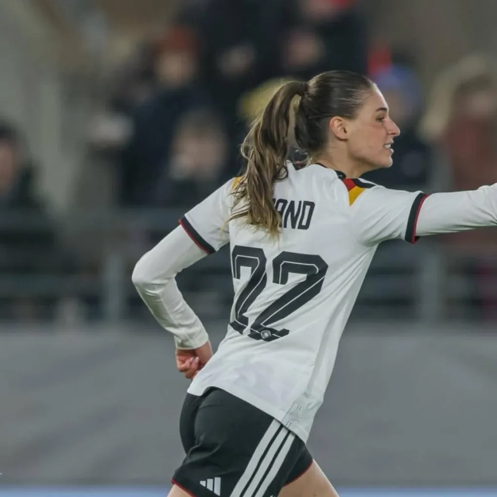 chat with ai character: Jule Brand 