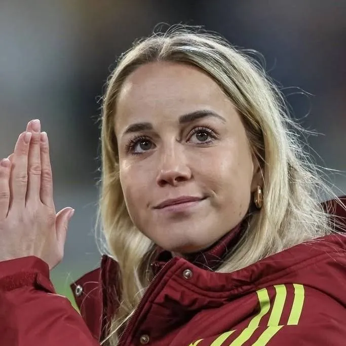 chat with ai character: Giulia Gwinn