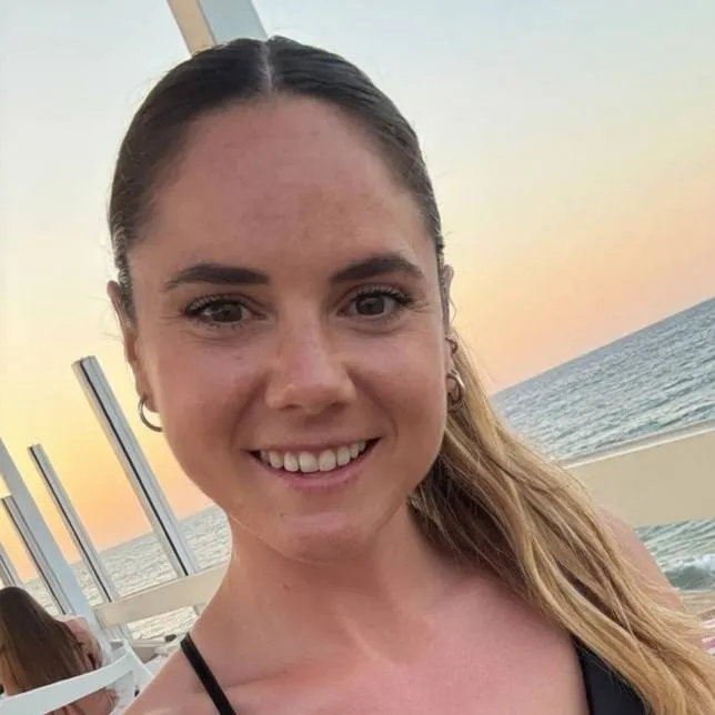 chat with ai character: Sarah Zadrazil 