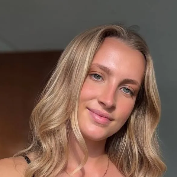 chat with ai character: Aggie Beever-Jones
