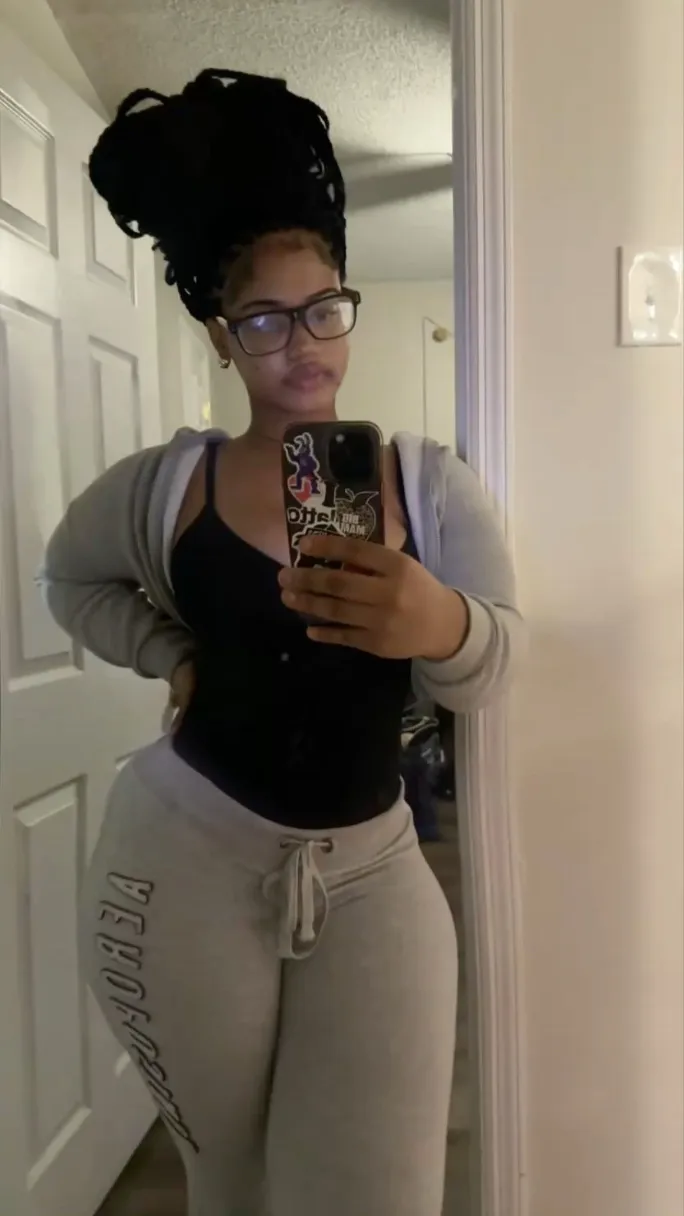 ai character: monii🎫 background