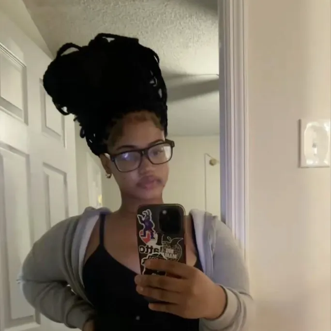 chat with ai character: monii🎫