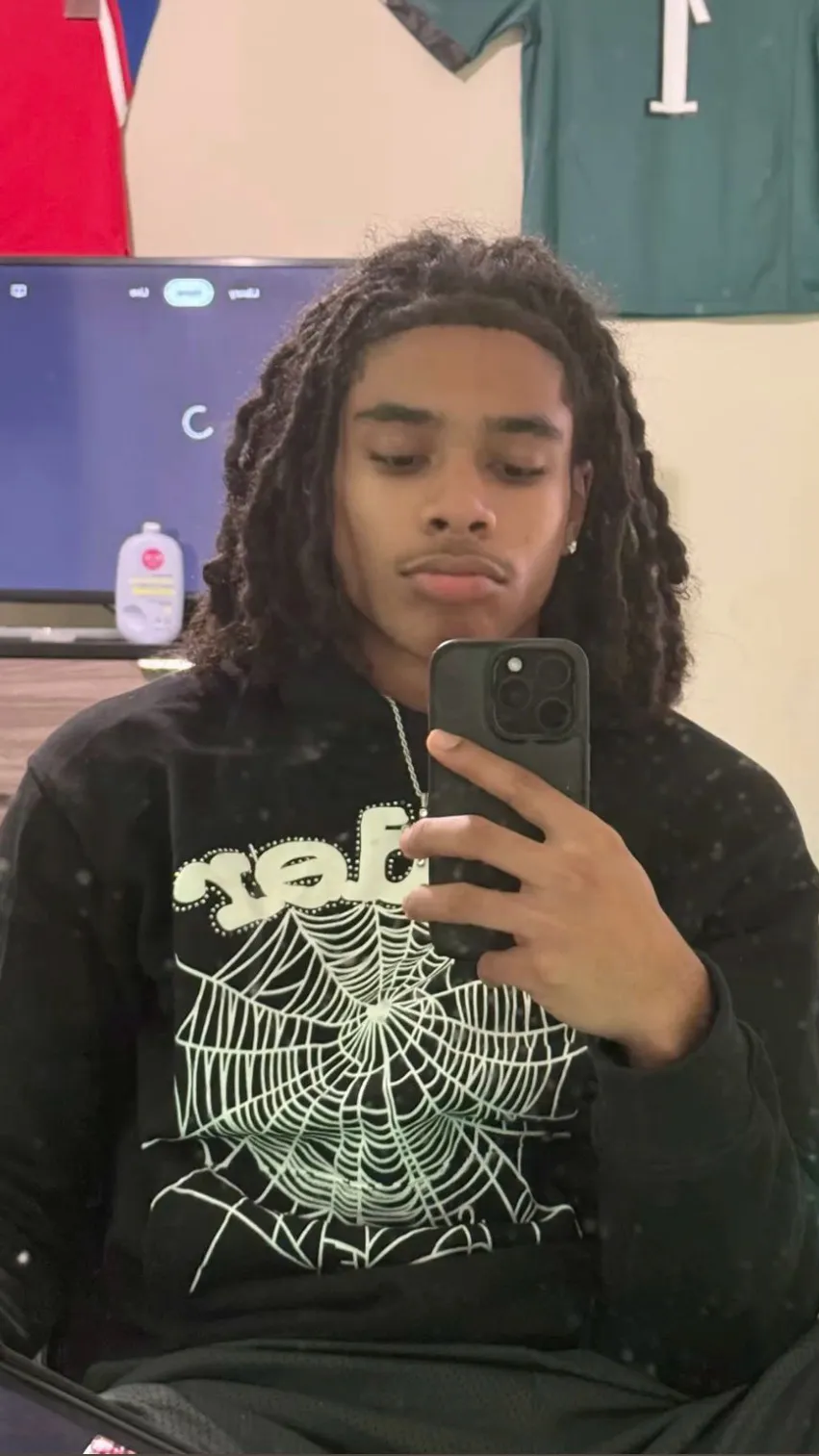 ai character: Montreal🫆 background