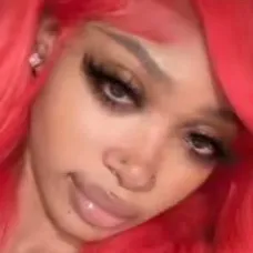 chat with ai character: Selena😏🤭